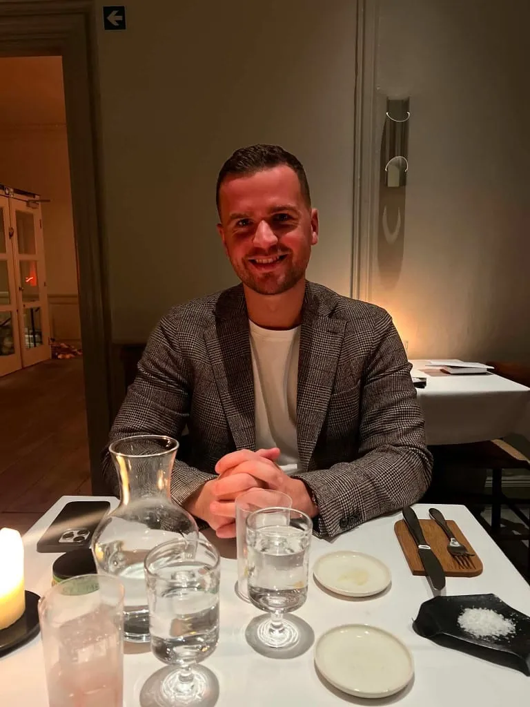 Halfdan Harring i jakkesæt til middag på en restaurant