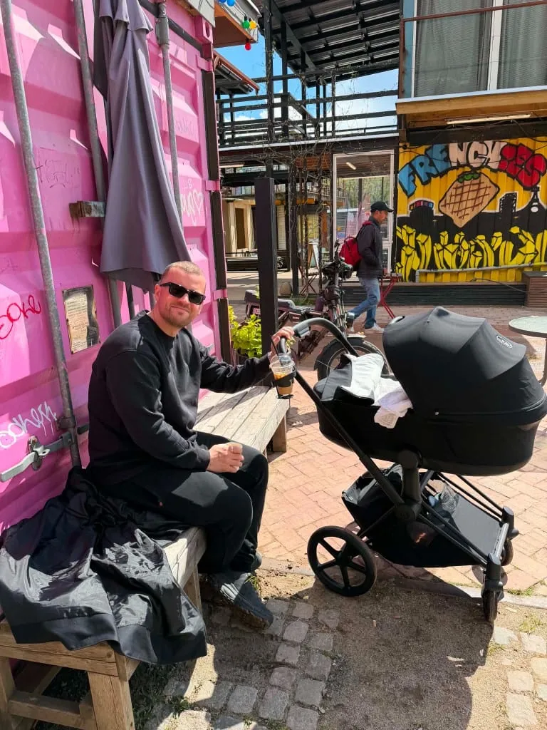 Halfdan Harring som nybagt far med barnevogn på et streetfood-marked i Aarhus