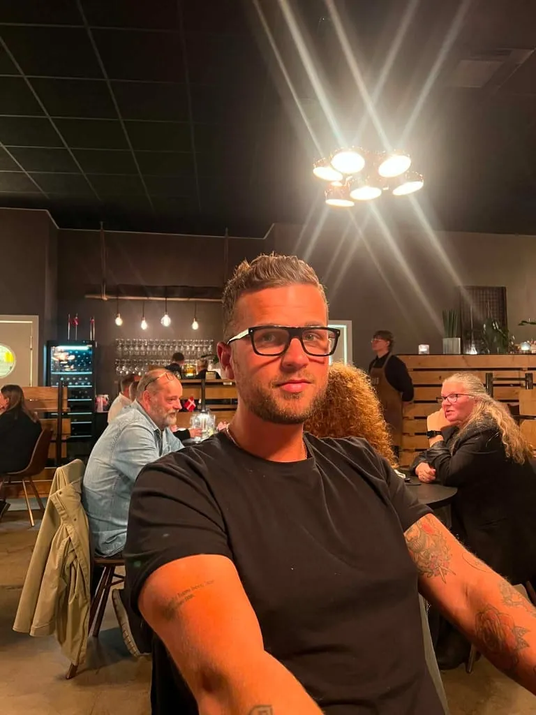 Halfdan Harring med briller til en aften ude på en restaurant